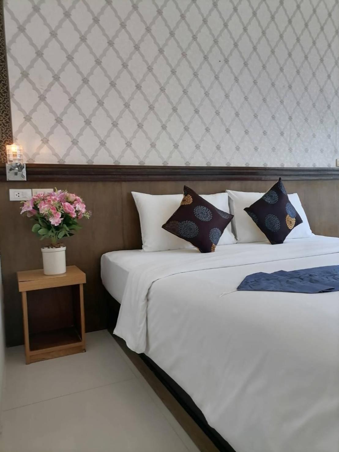 Nj Patong Hotel Buitenkant foto