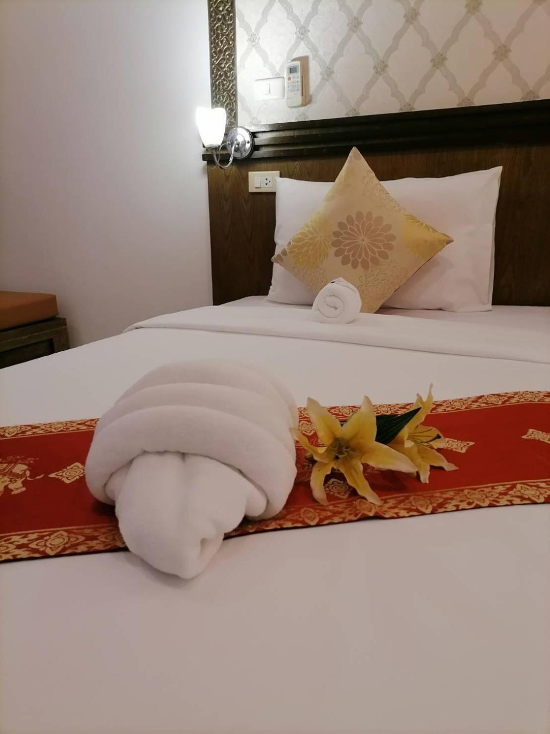 Nj Patong Hotel Buitenkant foto